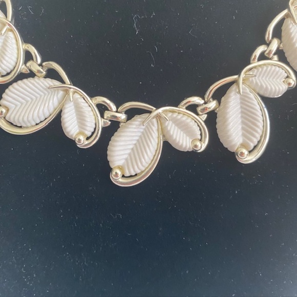 Vintage MARBOUX Signed Cream Leaf Design Silver Tone Choker Necklace - Picture 2 of 6